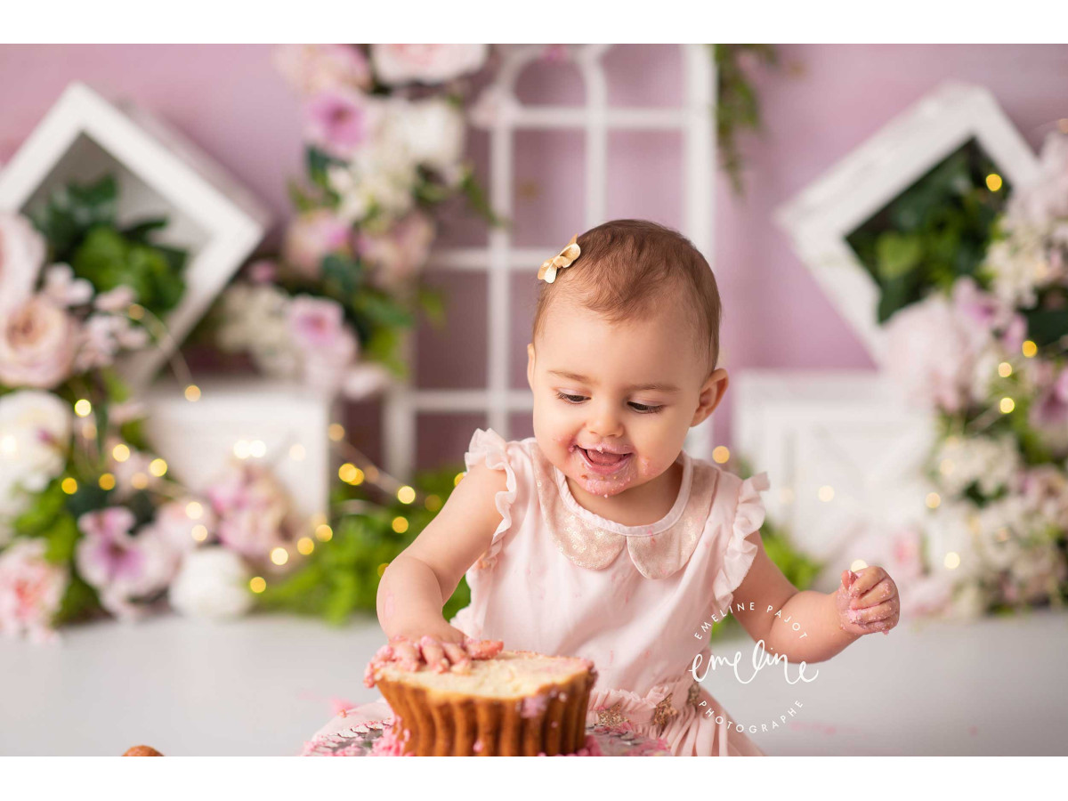 Baby & cake smash photo backdrop Althea – white window with flowered cubes on pink wall | Colors&Drops