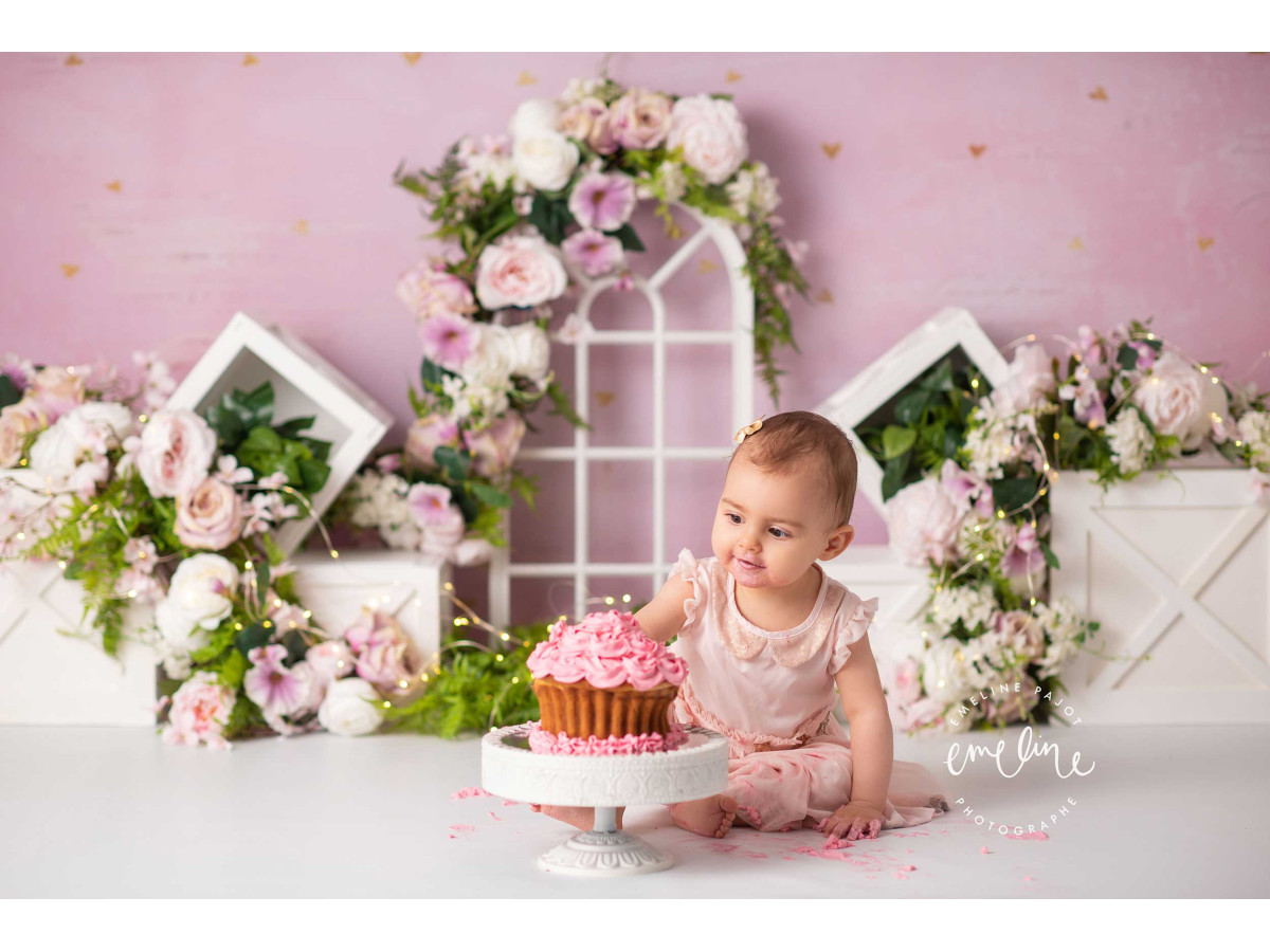 Baby & cake smash photo backdrop Althea – white window with flowered cubes on pink wall | Colors&Drops