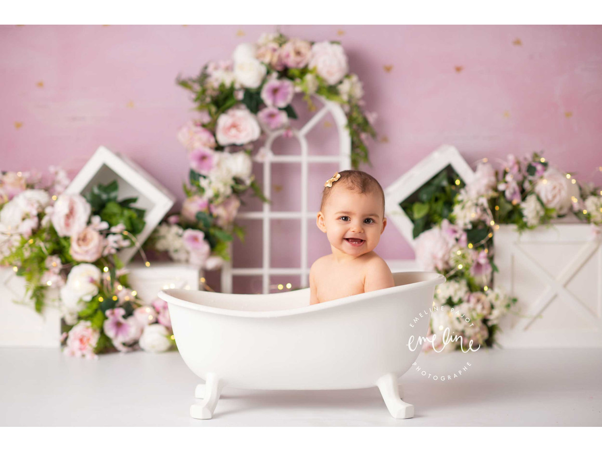 Baby & cake smash photo backdrop Althea – white window with flowered cubes on pink wall | Colors&Drops
