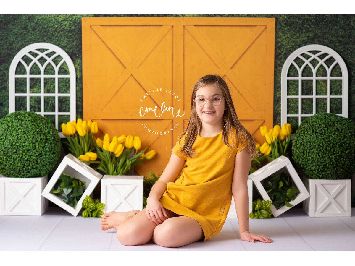 Baby & cake smash photo backdrop Jonquerette – yellow barn door with tulips and white windows | Colors&Drops