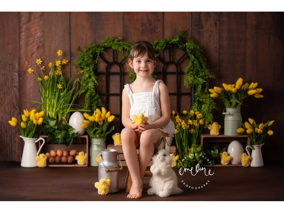 Fond photo bébé et smash cake Tulips – fenêtres en fer forgé avec tulipes jaunes et œufs | Colors&Drops