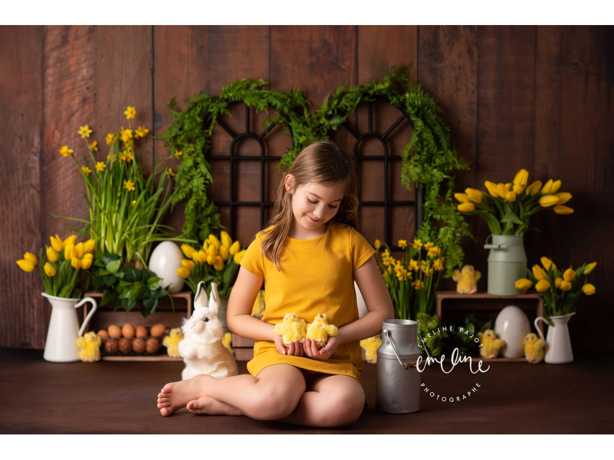 Fond photo bébé et smash cake Tulips – fenêtres en fer forgé avec tulipes jaunes et œufs | Colors&Drops
