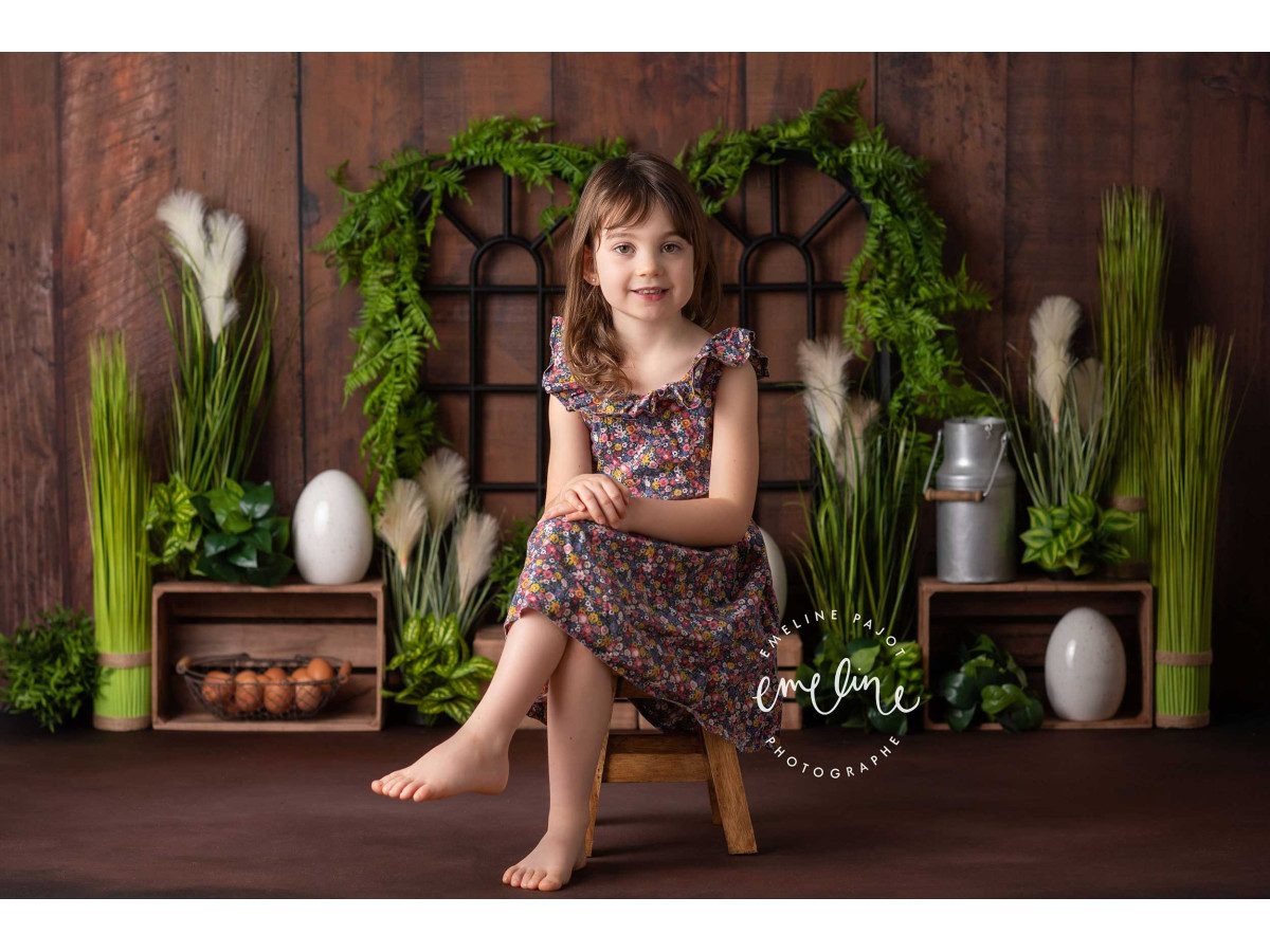 Fondo fotográfico de bebé y smash cake Eggy – ventanas de hierro forjado con plantas y huevos | Colors&Drops