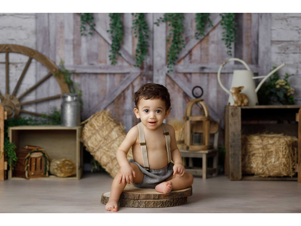 Baby & cake smash photo backdrop Fermette – farmhouse with cart wheel and hay bales | Colors&Drops