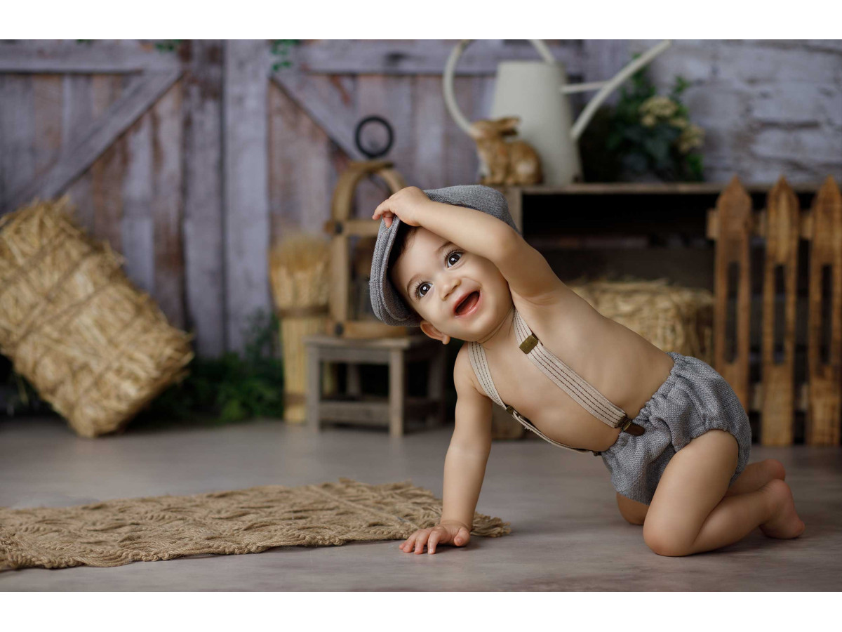 Baby & cake smash photo backdrop Fermette – farmhouse with cart wheel and hay bales | Colors&Drops