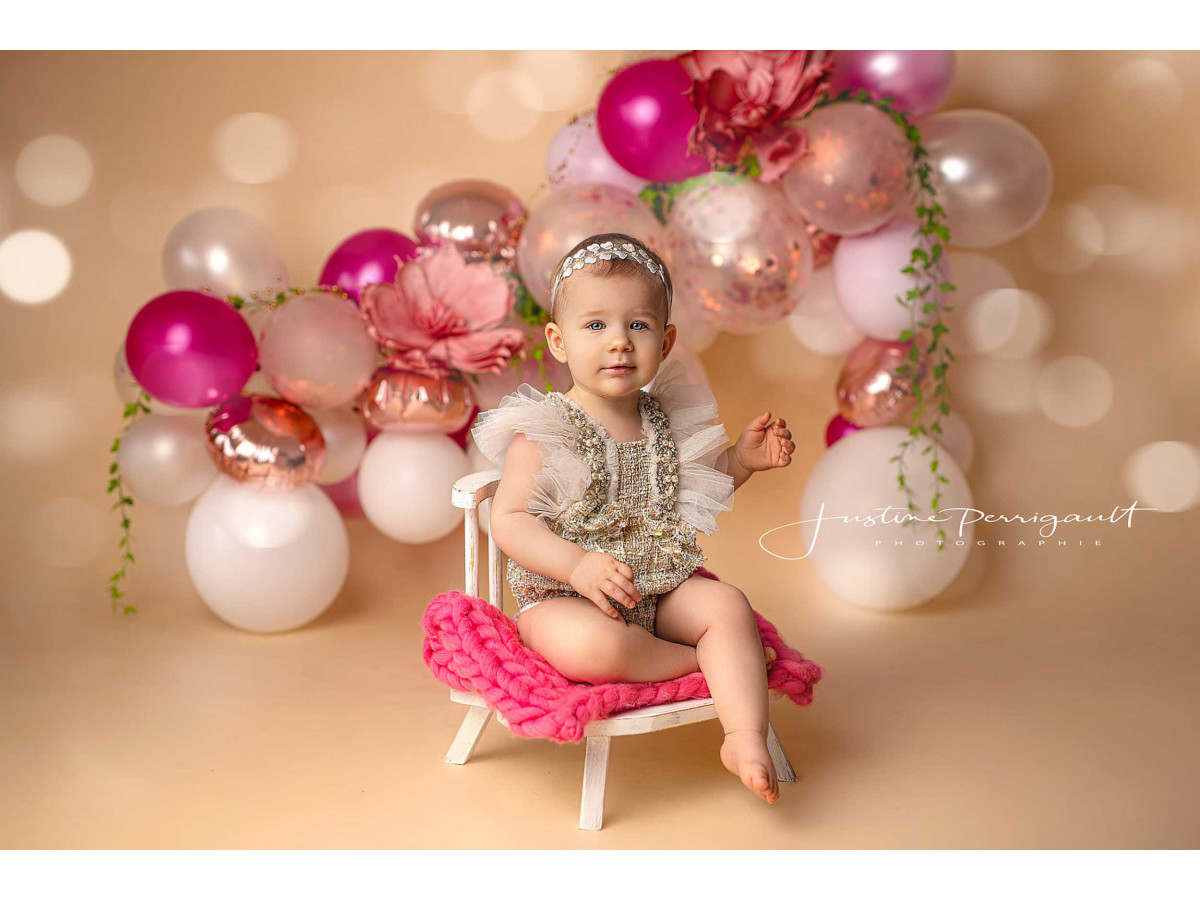Fondo fotográfico de bebé y smash cake Justine – arco de globos rosas y fucsia con flores | Colors&Drops