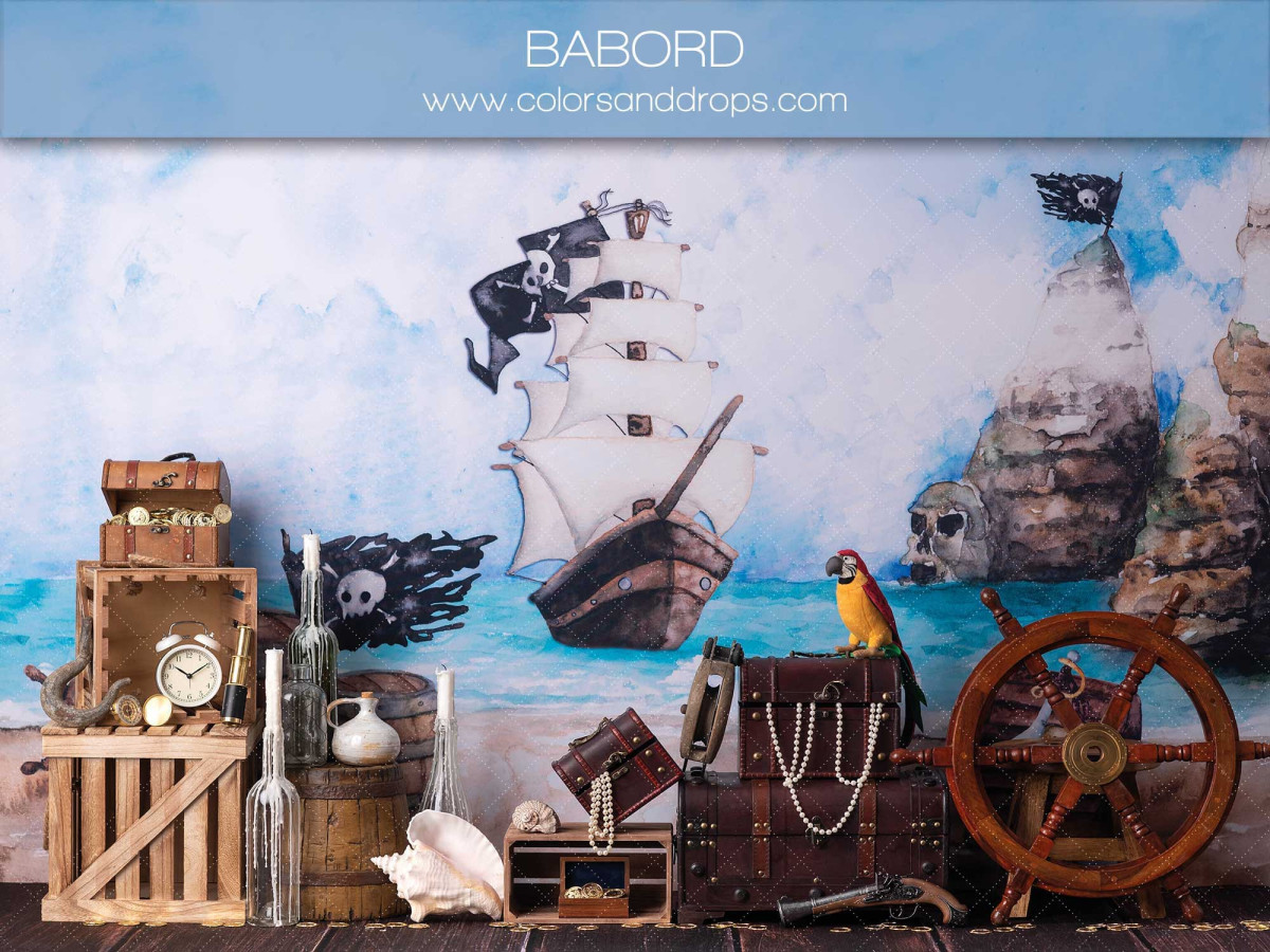 Fondo fotográfico de bebé y smash cake Babord – decorado pirata con barco, cofre del tesoro y loro | Colors&Drops