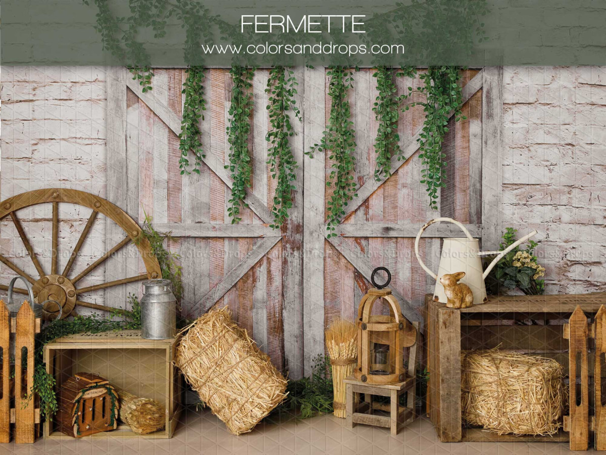 Baby & cake smash photo backdrop Fermette – farmhouse with cart wheel and hay bales | Colors&Drops