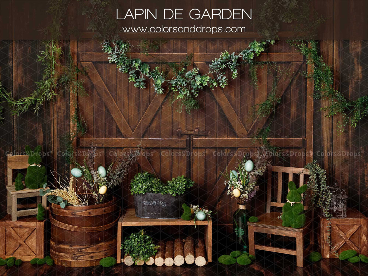 Fond photo bébé et smash cake Lapin de Garden – jardin en bois avec tonneau, chaises et verdure | Colors&Drops