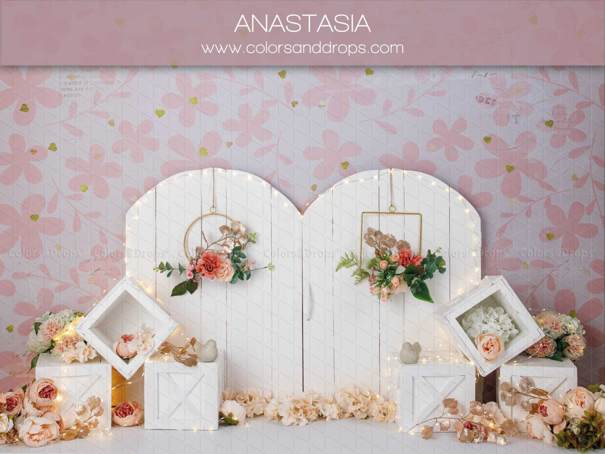 Fond photo bébé et smash cake Anastasia – portes blanches avec fleurs sur fond rose fleuri | Colors&Drops