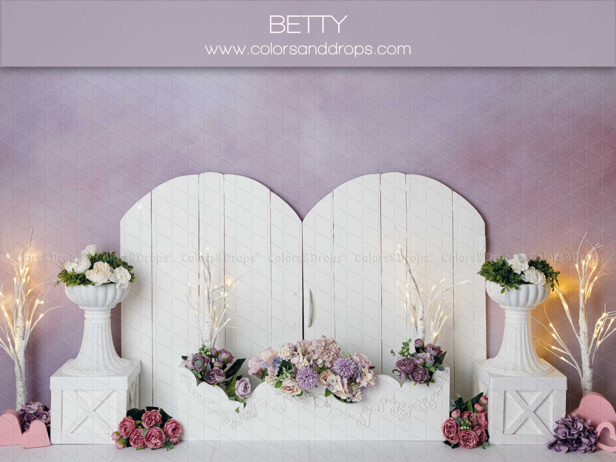 Fondo fotográfico de bebé y smash cake Betty – puertas blancas redondeadas con flores malva sobre lila | Colors&Drops