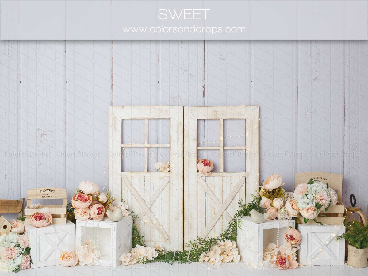 Baby & cake smash photo backdrop Sweet – white wooden doors with flowers and cubes | Colors&Drops