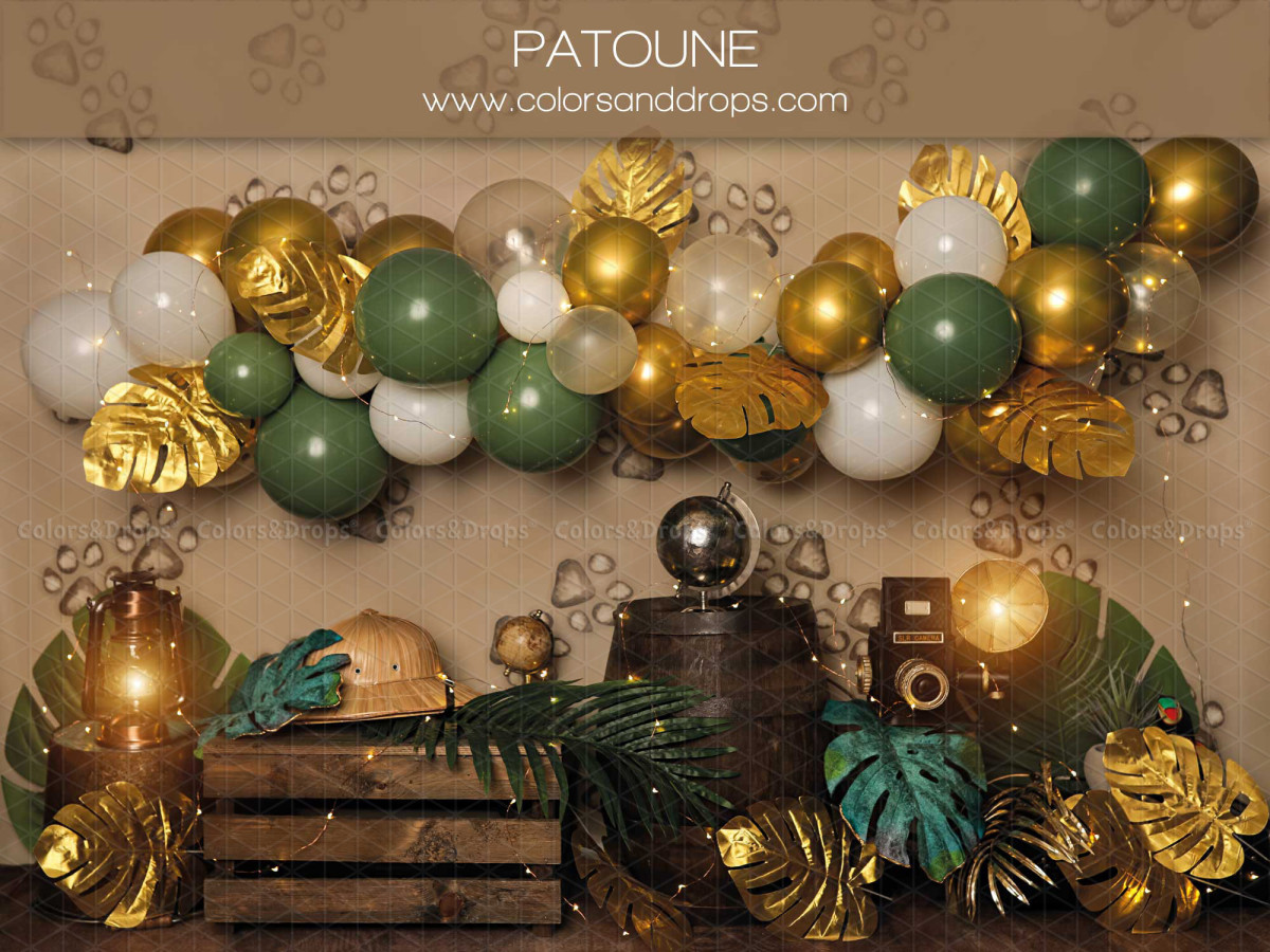 Fondo fotográfico de bebé y smash cake Patoune – globos verdes y dorados con hojas tropicales y cajas | Colors&Drops
