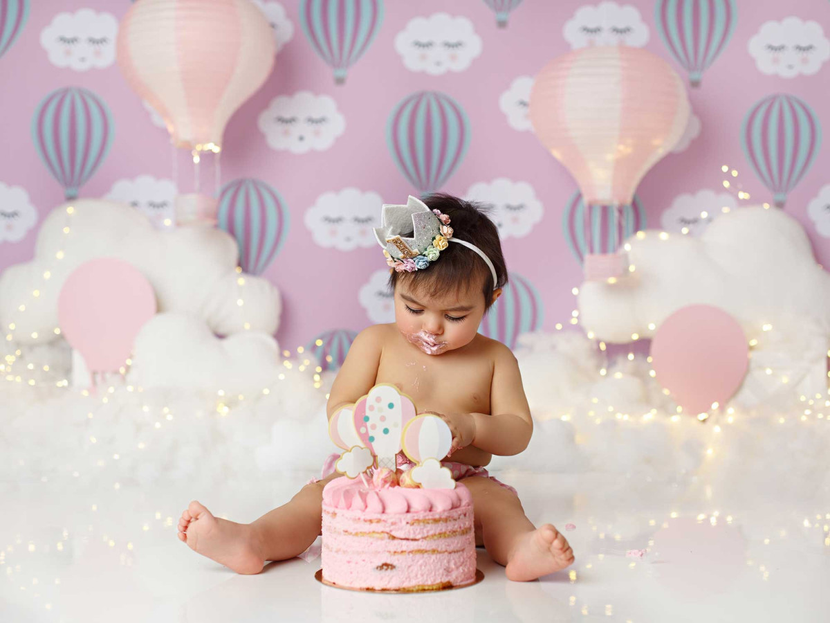 Fondo fotográfico de bebé y smash cake Montgolfiere – globos aerostáticos y nubes sobre rosa | Colors&Drops