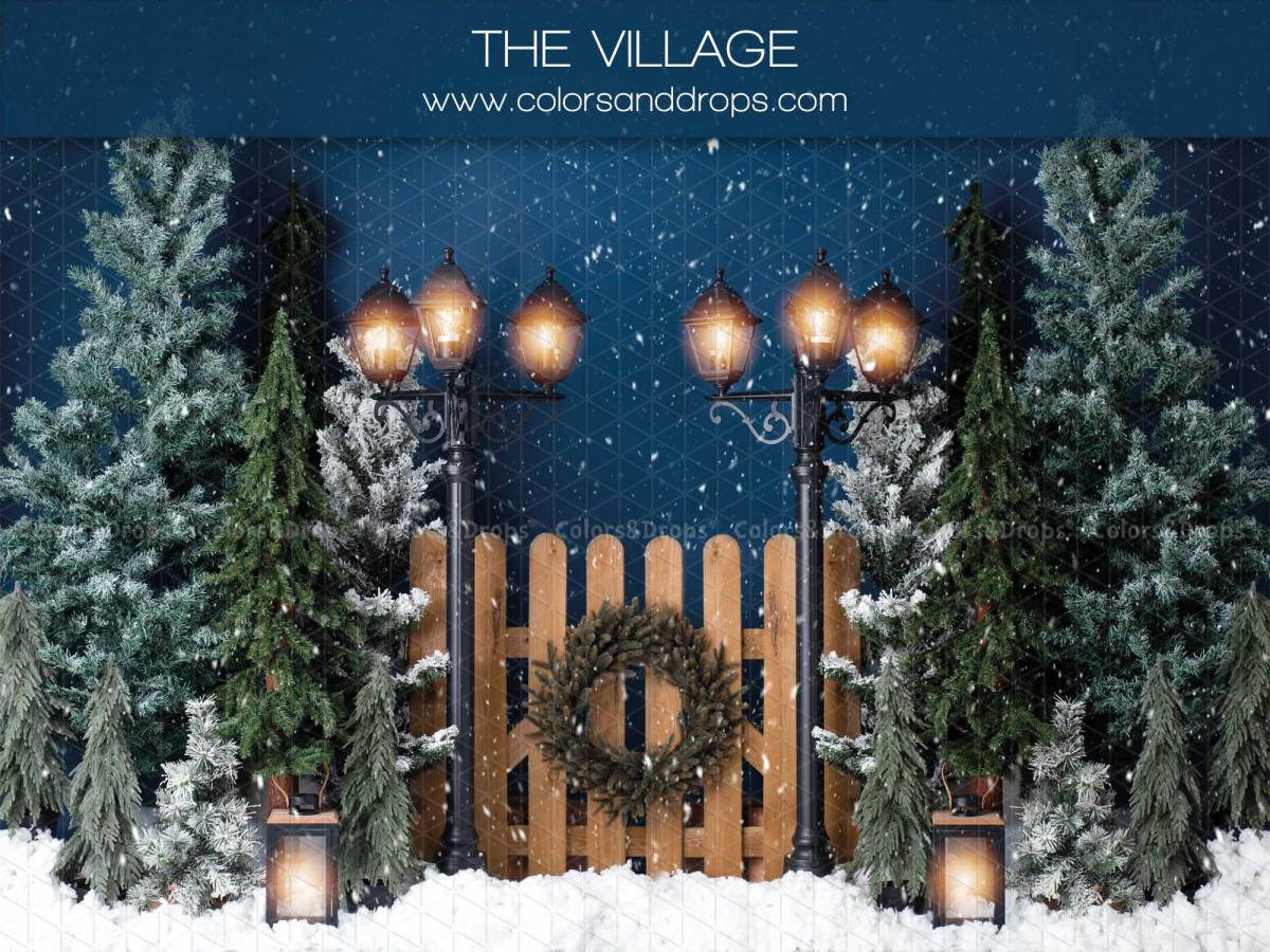 Fond photo de Noël The Village – portillon en bois avec couronne entre sapins et lampadaires | Colors&Drops