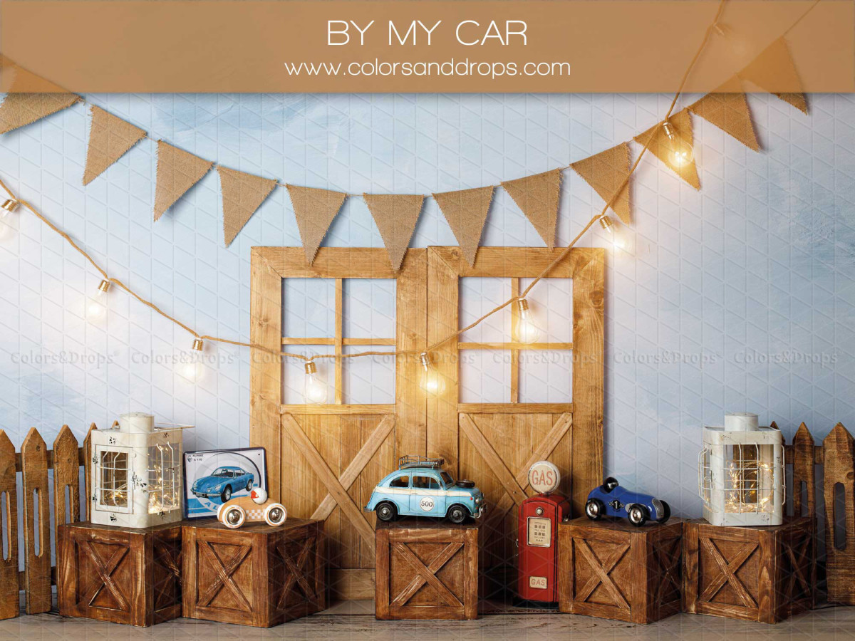 Fond photo bébé et smash cake By My Car – portes en bois avec fanions, voitures et caisses | Colors&Drops