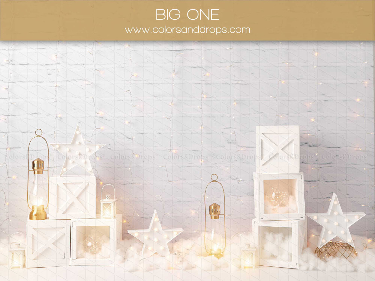 Fondo fotográfico de bebé y smash cake Big One – cubos blancos, faroles y estrellas ante pared de ladrillo | Colors&Drops