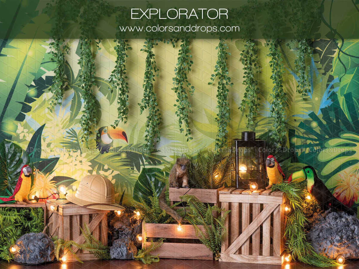 Fondo fotográfico de bebé y smash cake Explorator – decorado jungla explorador con lianas y cajas | Colors&Drops