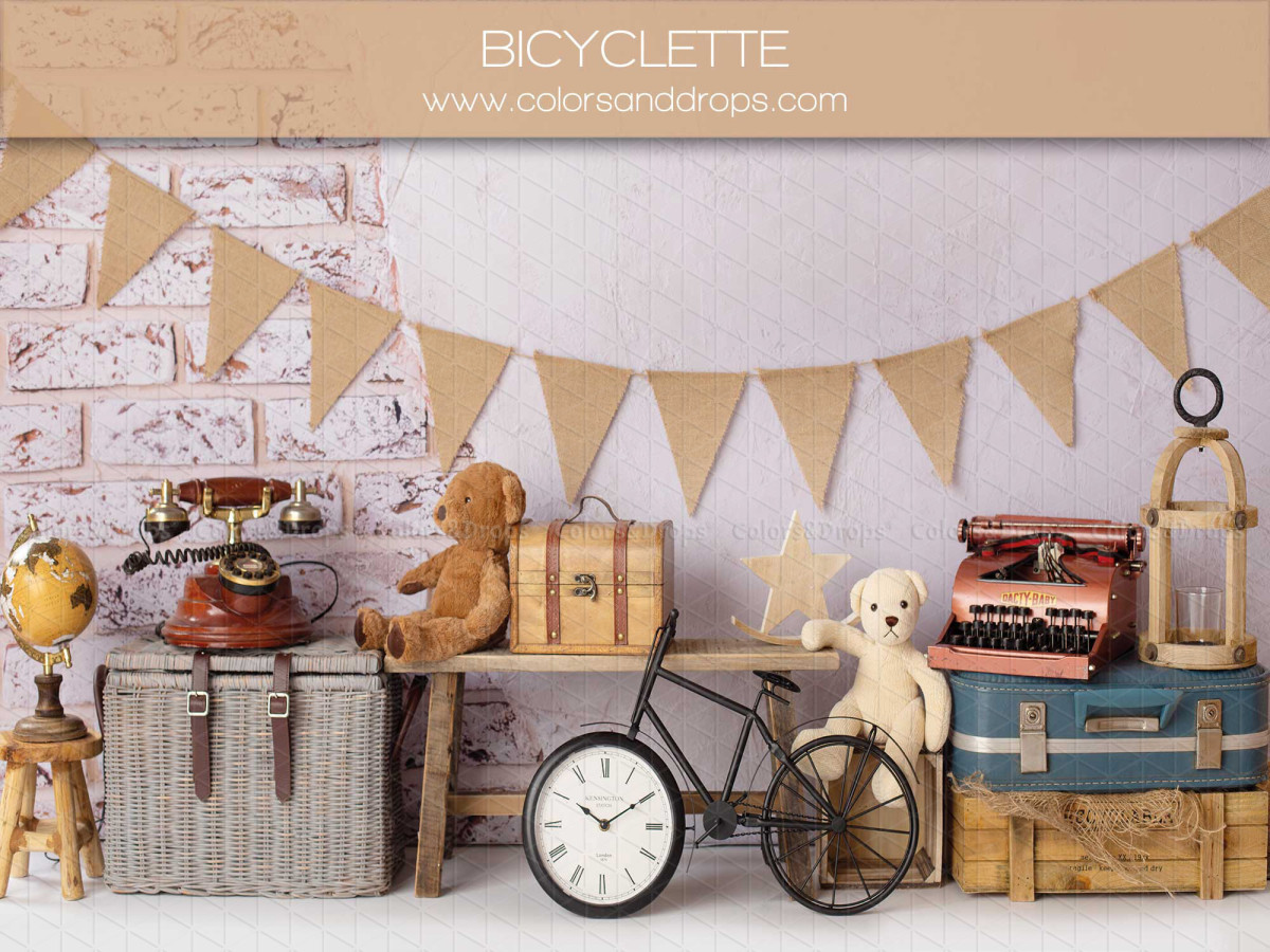 Fond photo bébé et smash cake Bicyclette – décor vintage avec bicyclette, valises et fanions | Colors&Drops