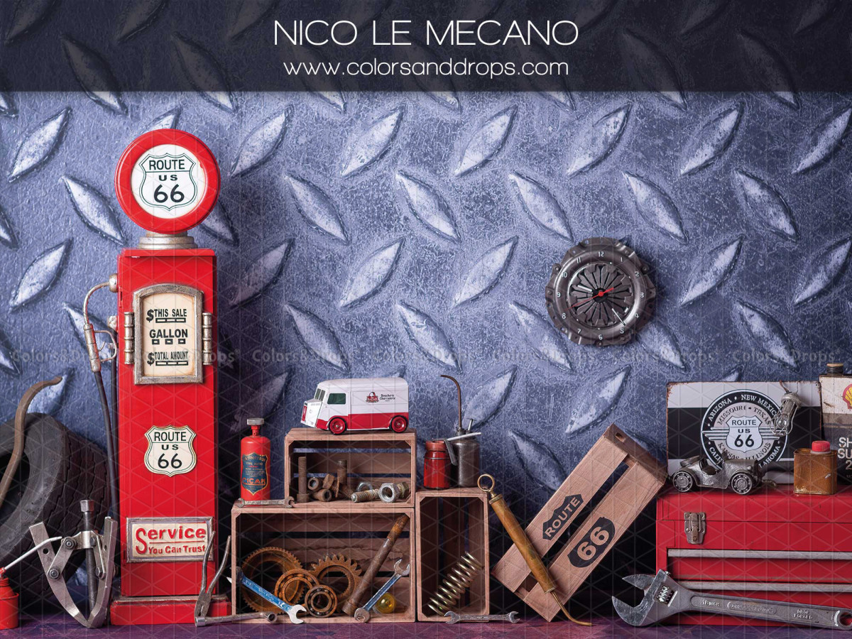 Fond photo bébé et smash cake Nico le Mecano – garage de mécanicien avec pompe à essence rouge | Colors&Drops