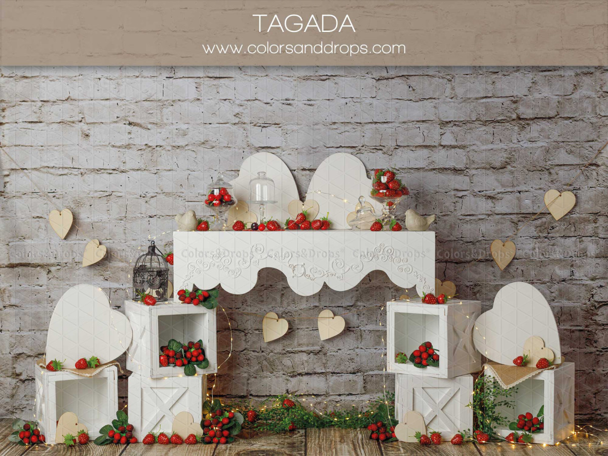 Baby & cake smash photo backdrop Tagada – strawberry set with white hearts and cubes by brick wall | Colors&Drops