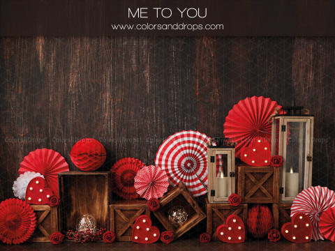 Fondo fotográfico de San Valentín Me to You – rosetones rojos y faroles sobre tablones de madera oscura | Colors&Drops
