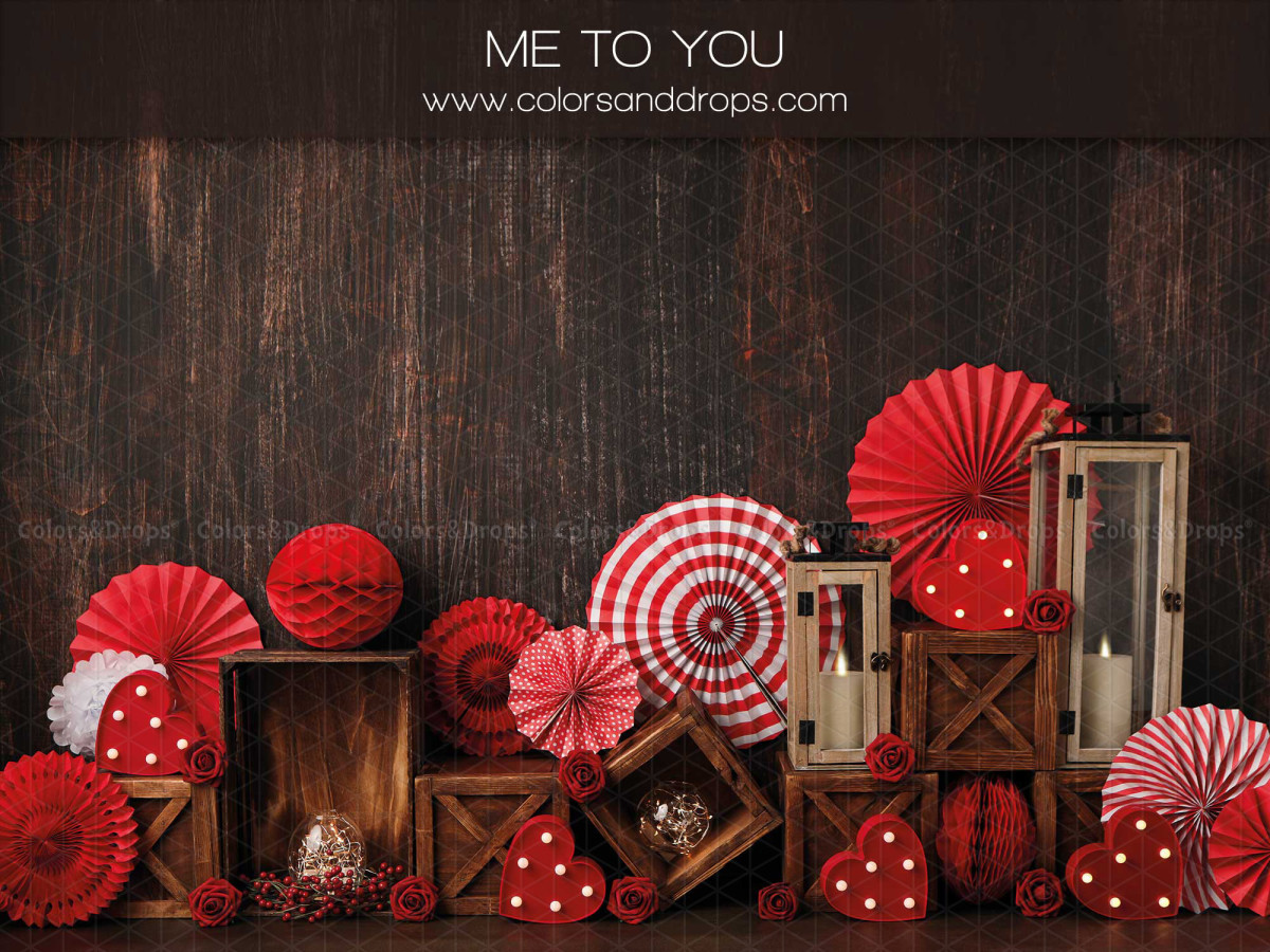 Fondo fotográfico de San Valentín Me to You – rosetones rojos y faroles sobre tablones de madera oscura | Colors&Drops