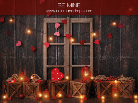Fondo fotográfico de San Valentín Be Mine – ventana de madera y cajas con corazones rojos | Colors&Drops