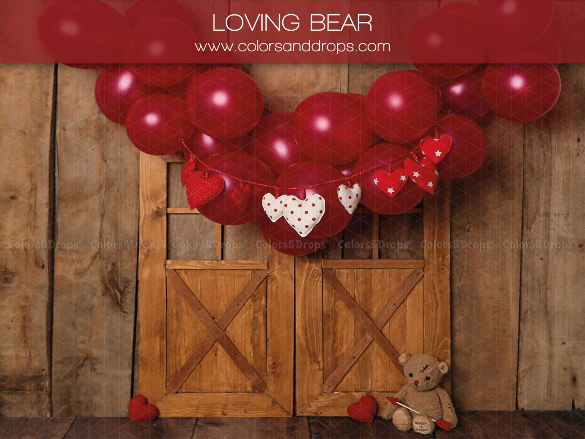 Fond photo Saint-Valentin Loving Bear – porte de grange avec ballons rouges et ourson | Colors&Drops
