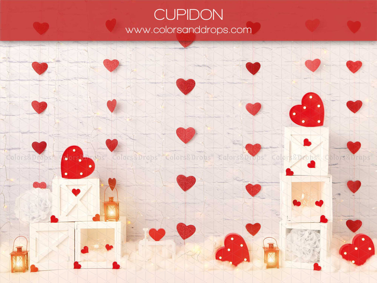 Fondo fotográfico de San Valentín Cupidon – corazones rojos colgantes y cubos blancos | Colors&Drops