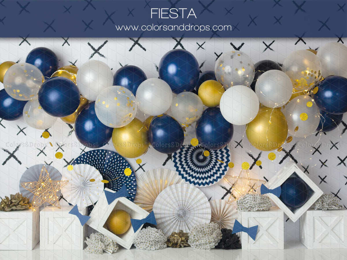 Fond photo bébé et smash cake Fiesta – arche de ballons bleus, dorés et blancs avec rosaces | Colors&Drops