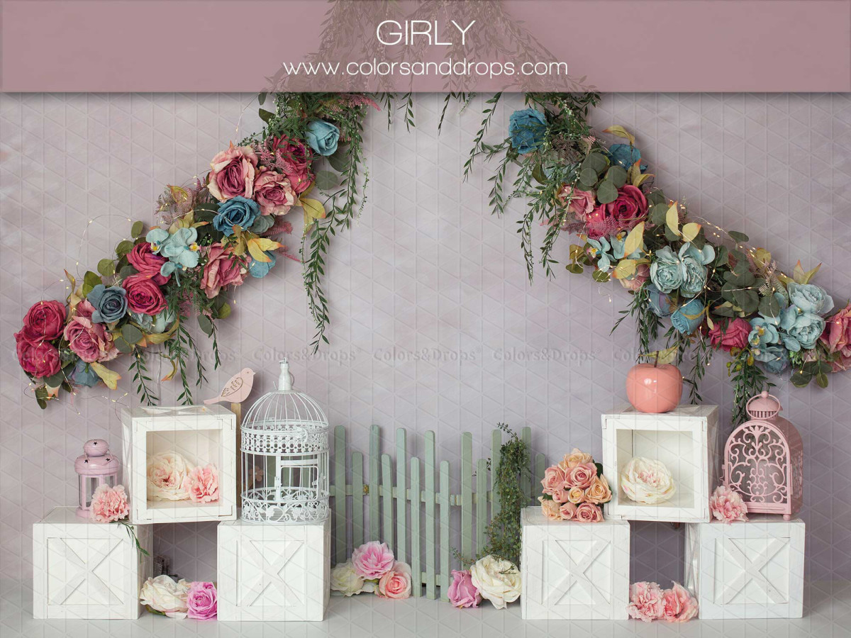 Fond photo bébé et smash cake Girly – arche fleurie avec cubes blancs et cages | Colors&Drops