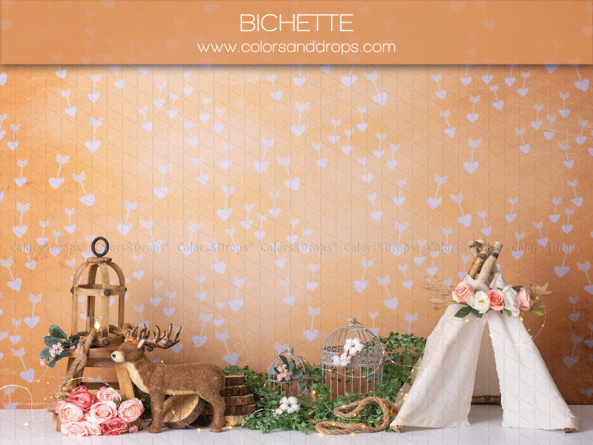 Fondo fotográfico de bebé y smash cake Bichette – decorado de cervatillo con tipi y corazones sobre naranja | Colors&Drops