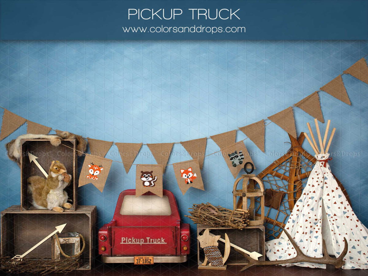 Fond photo bébé et smash cake Pickup Truck – décor camping avec pick-up rouge, tipi et fanions | Colors&Drops