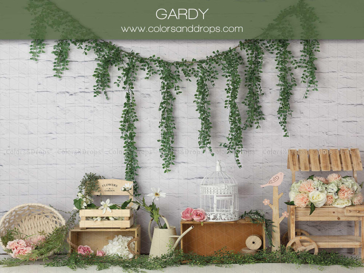 Fond photo bébé et smash cake Gardy – décor jardin avec verdure suspendue et charrette fleurie | Colors&Drops