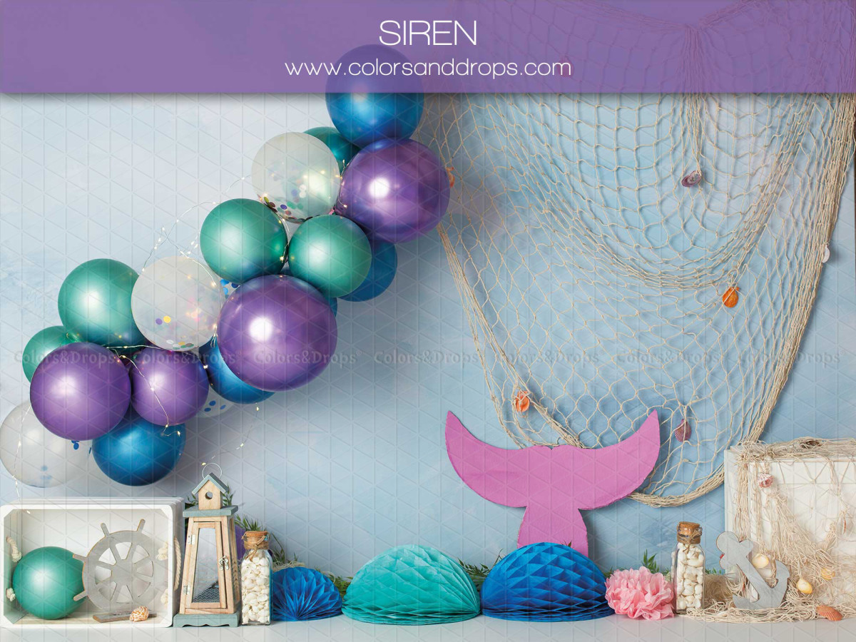 Fond photo bébé et smash cake Sirene – décor sirène avec ballons, filet de pêche et queue | Colors&Drops