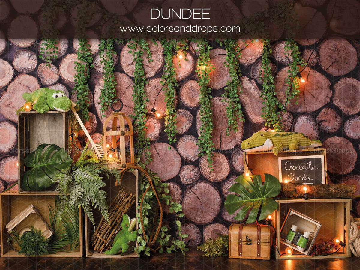 Baby & cake smash photo backdrop Dundee – jungle set with logs, plants and plush crocodiles | Colors&Drops