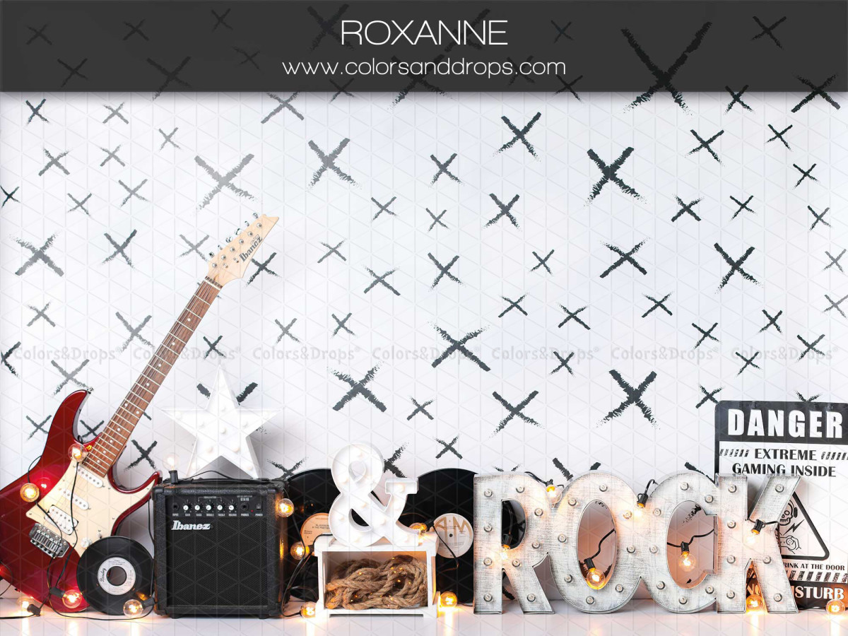 Fond photo bébé et smash cake Roxanne – décor rock avec guitare électrique et ampli | Colors&Drops