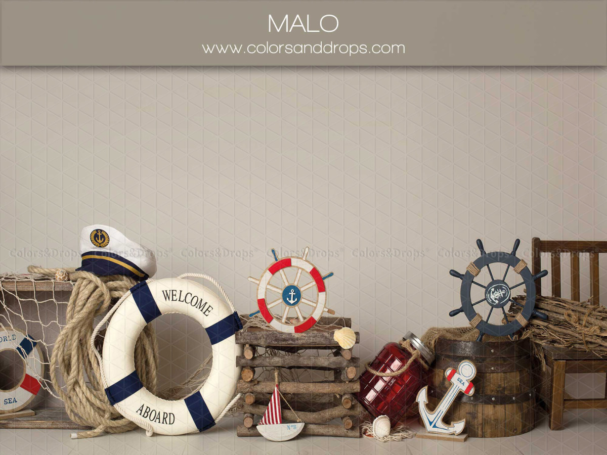 Fond photo bébé et smash cake Malo – décor marin avec bouée et gouvernail | Colors&Drops
