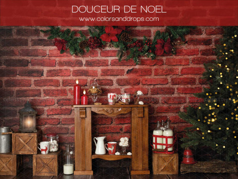 Fond photo Douceur de Noel – cheminée en bois et sapin devant mur en brique rouge | Colors&Drops