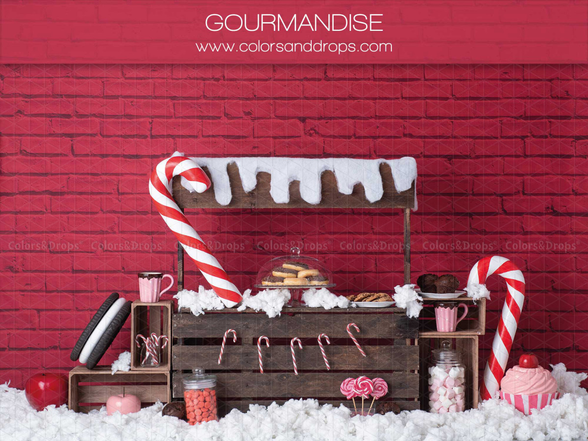Christmas photo backdrop Gourmandise – Christmas treats stand by red brick wall | Colors&Drops