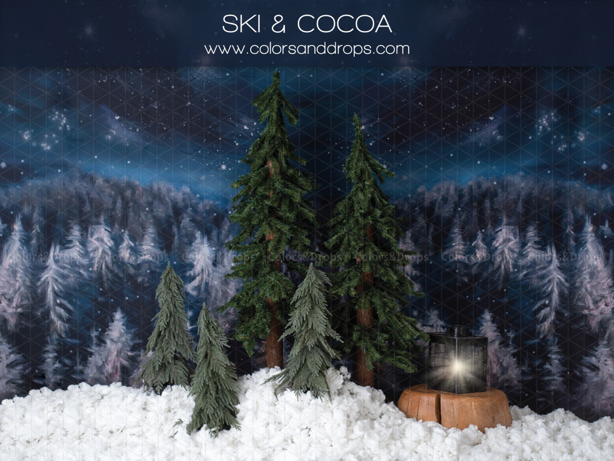Fondo fotográfico de Navidad Ski and Cocoa – bosque de abetos nevado de noche con farol | Colors&Drops
