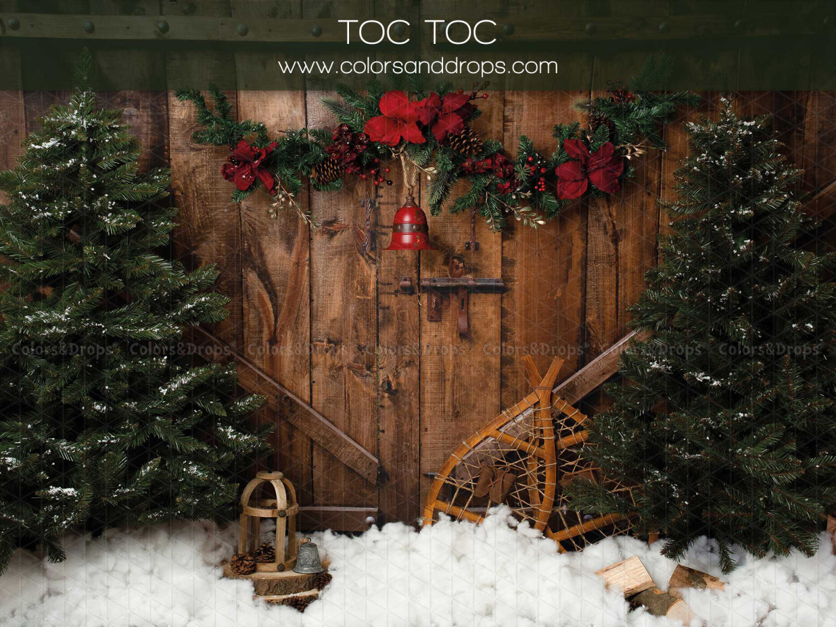 Fondo fotográfico de Navidad Toc Toc – puerta de granero con guirnalda roja, abetos y nieve | Colors&Drops