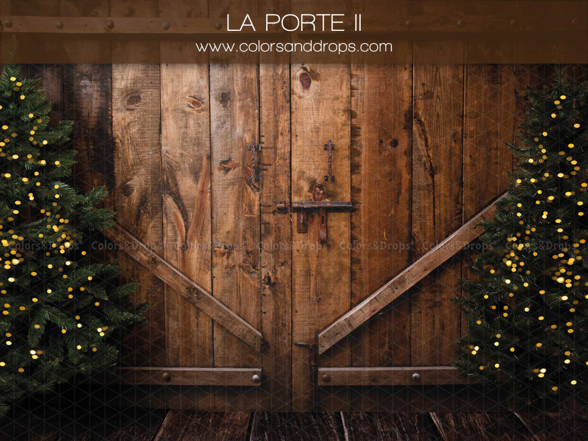 Fondo fotográfico de Navidad La Porte II – puerta de granero de madera entre dos abetos iluminados | Colors&Drops