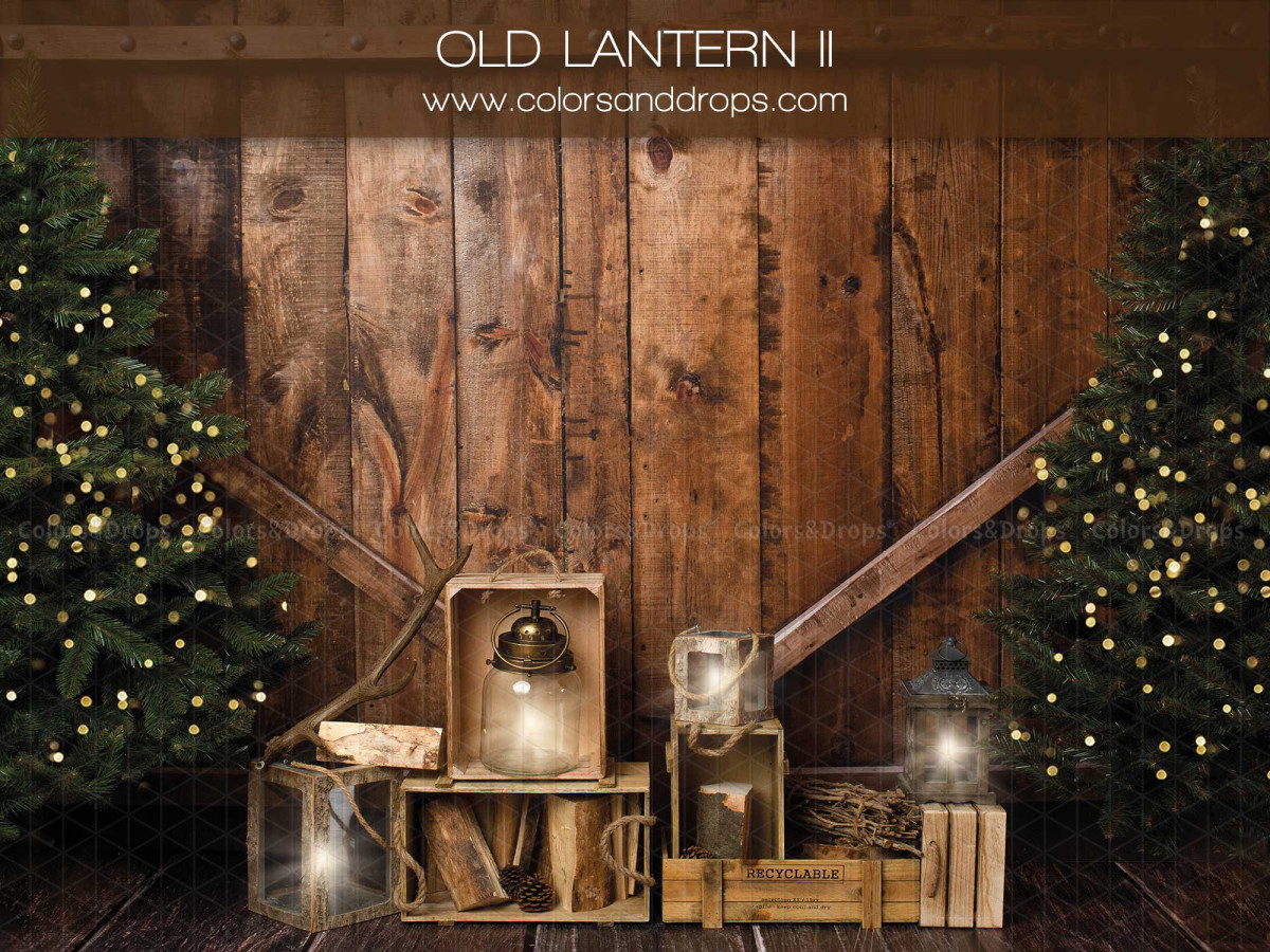 Fond photo de Noël Old Lantern II – porte de grange avec sapins, caisses et lanternes | Colors&Drops