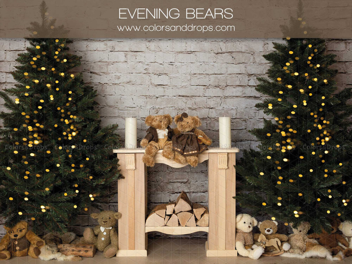 Fond photo de Noël Evening Bears – cheminée en bois clair avec oursons entre deux sapins lumineux | Colors&Drops