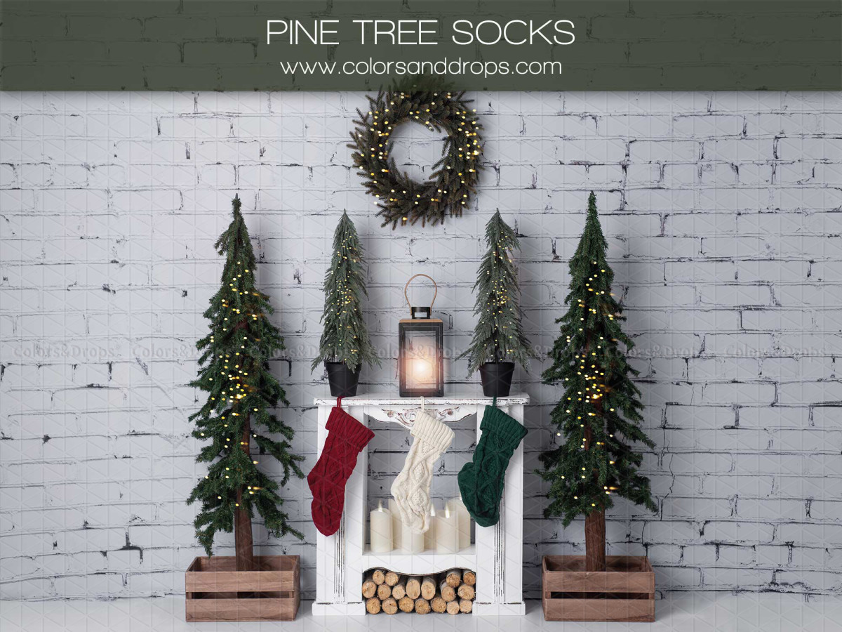 Fond photo de Noël Pinetree Socks – cheminée blanche avec chaussettes de Noël et sapins | Colors&Drops