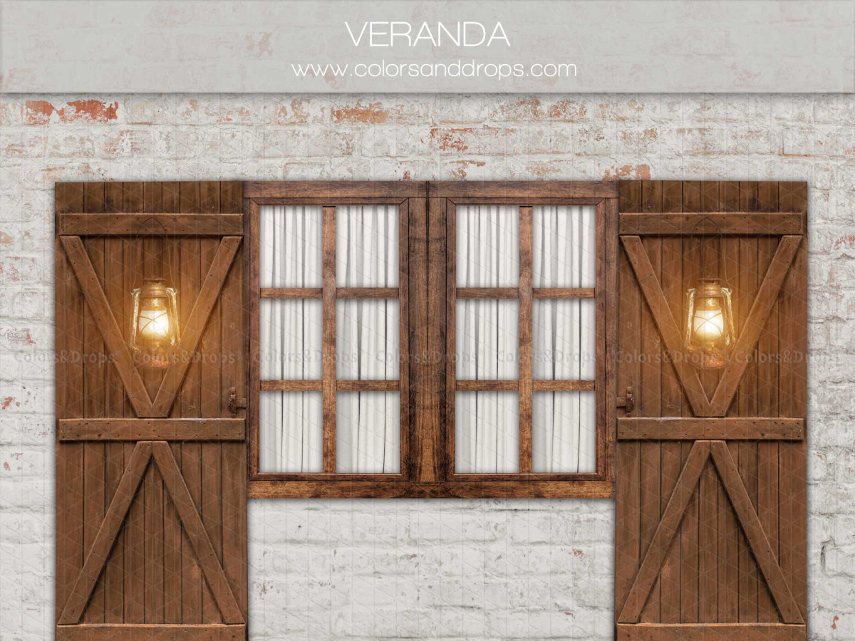 Fondo fotográfico Jardinete – fachada con contraventanas de madera y apliques sobre ladrillo | Colors&Drops