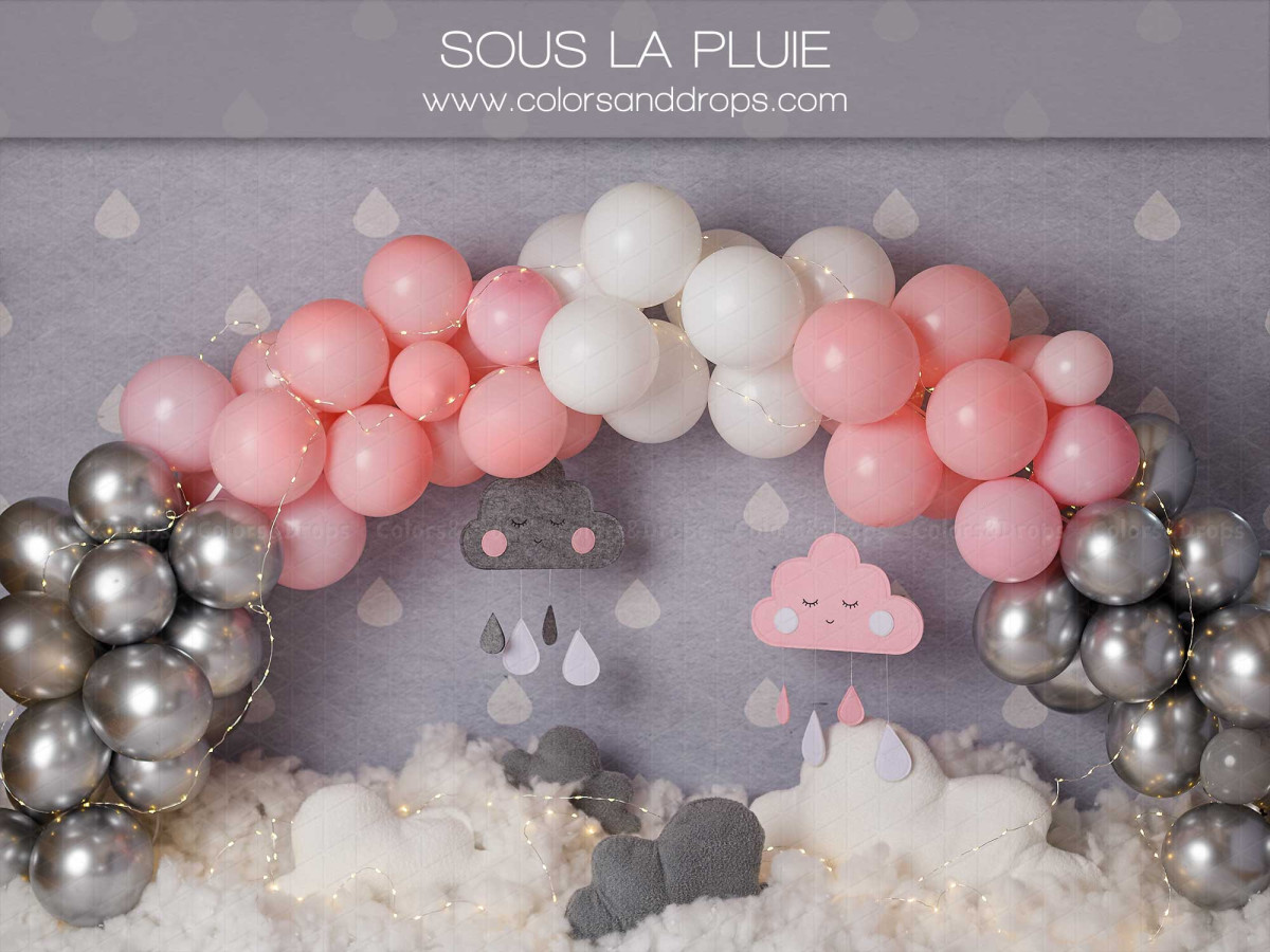 Fond photo bébé et smash cake Sous la Pluie – arche de ballons roses et argentés avec nuages | Colors&Drops