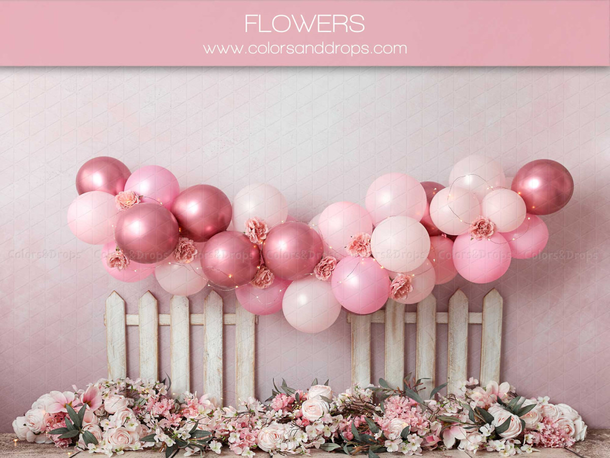 Fondo fotográfico de bebé y smash cake Flowers – guirnalda de globos rosas sobre valla blanca florida | Colors&Drops